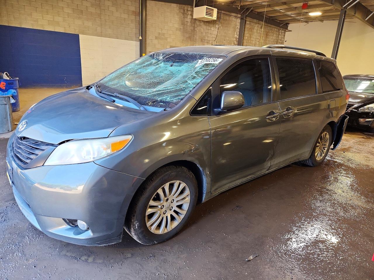2011 TOYOTA SIENNA