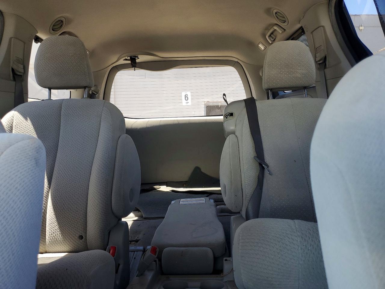 2011 TOYOTA SIENNA
