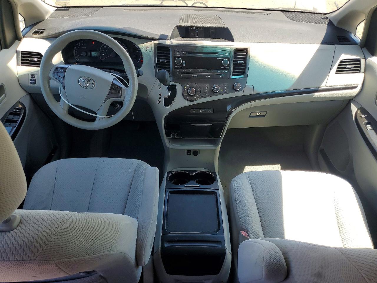 2011 TOYOTA SIENNA
