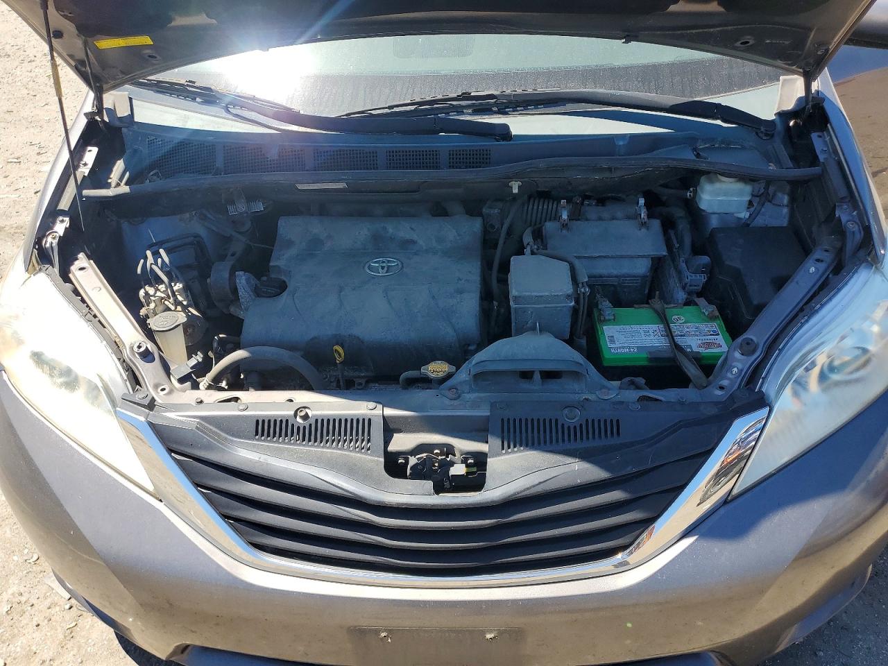 2011 TOYOTA SIENNA