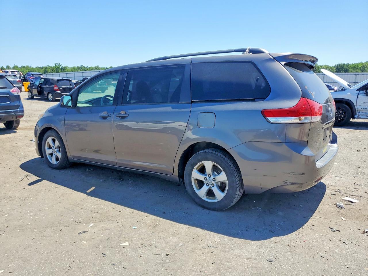 2011 TOYOTA SIENNA