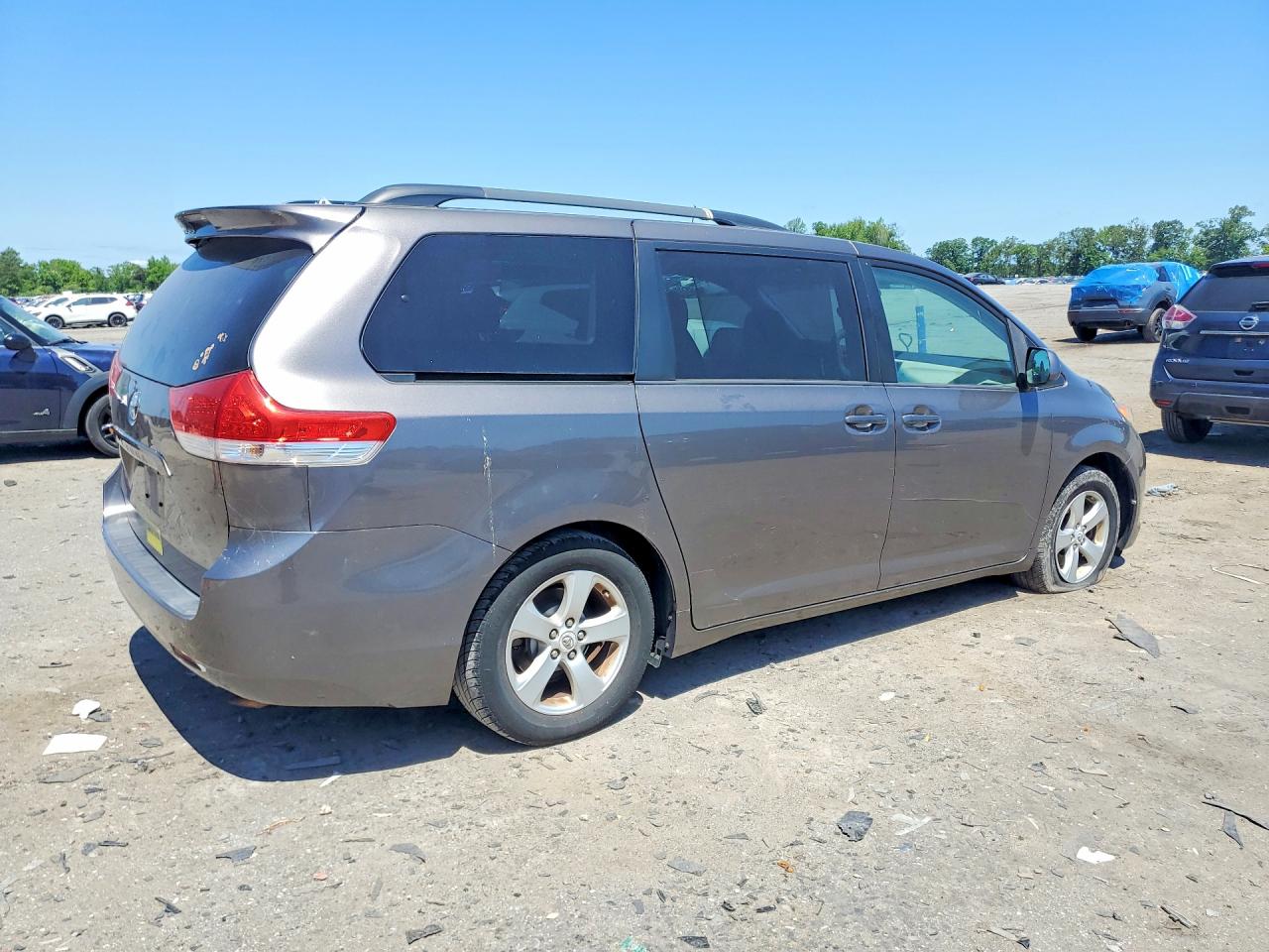 2011 TOYOTA SIENNA