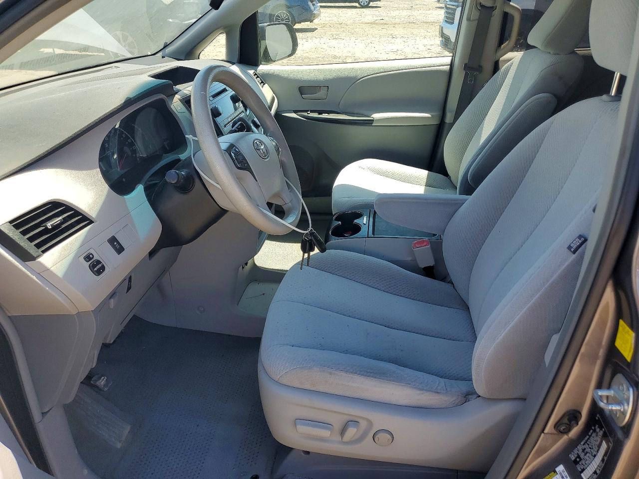 2011 TOYOTA SIENNA