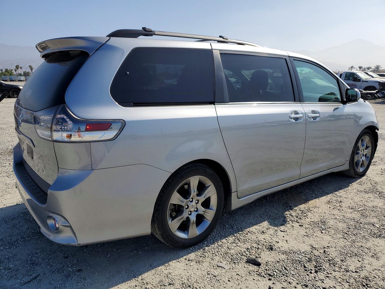 2014 TOYOTA SIENNA