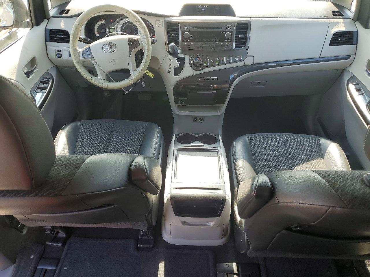 2014 TOYOTA SIENNA
