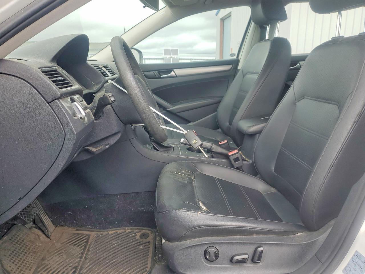 2013 VOLKSWAGEN PASSAT