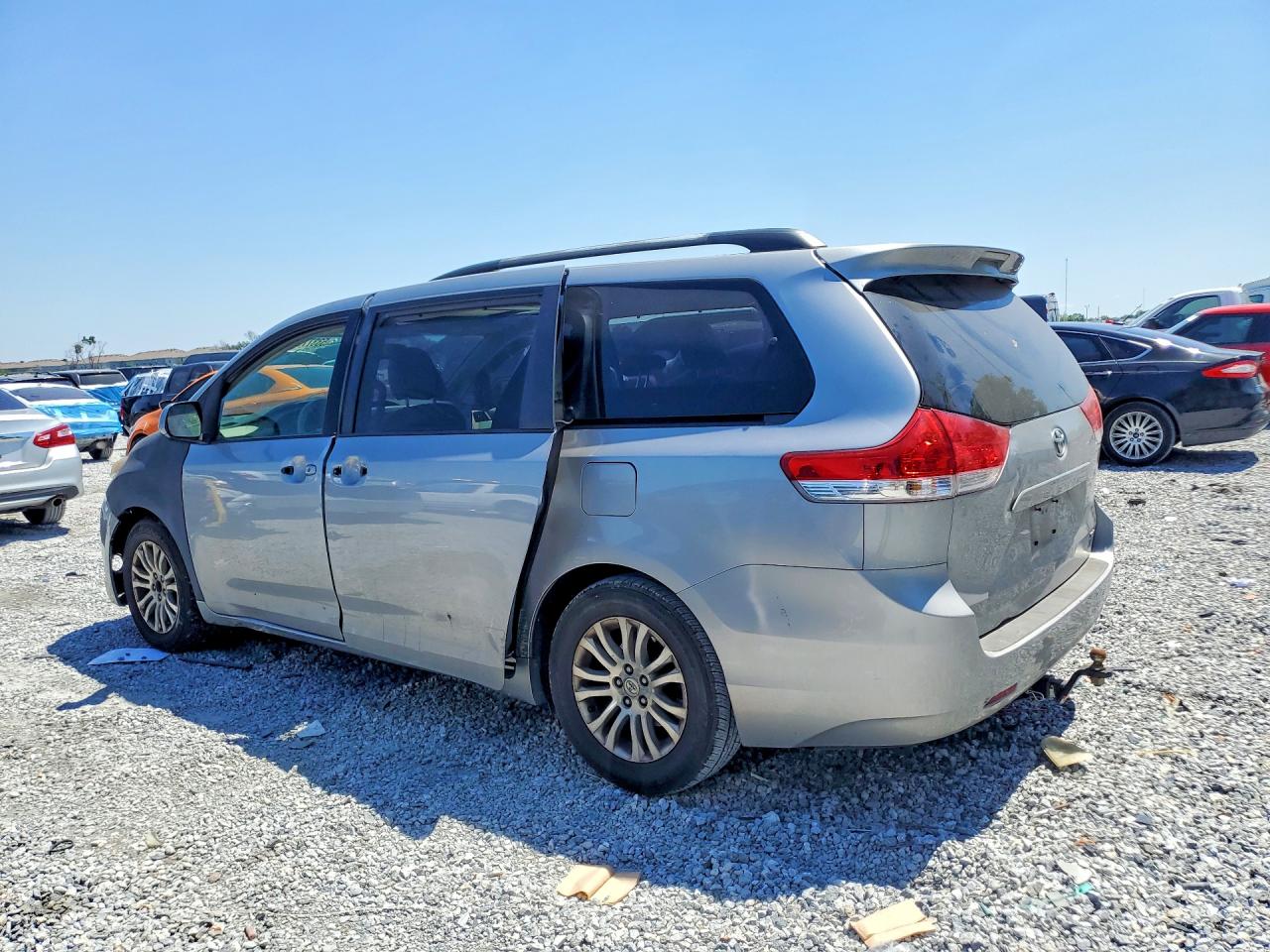 2012 TOYOTA SIENNA XLE