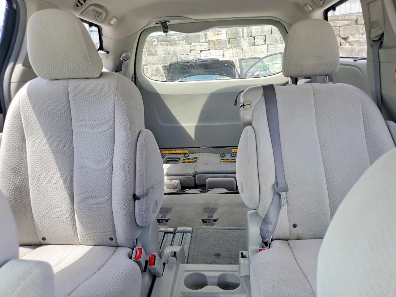 2011 TOYOTA SIENNA