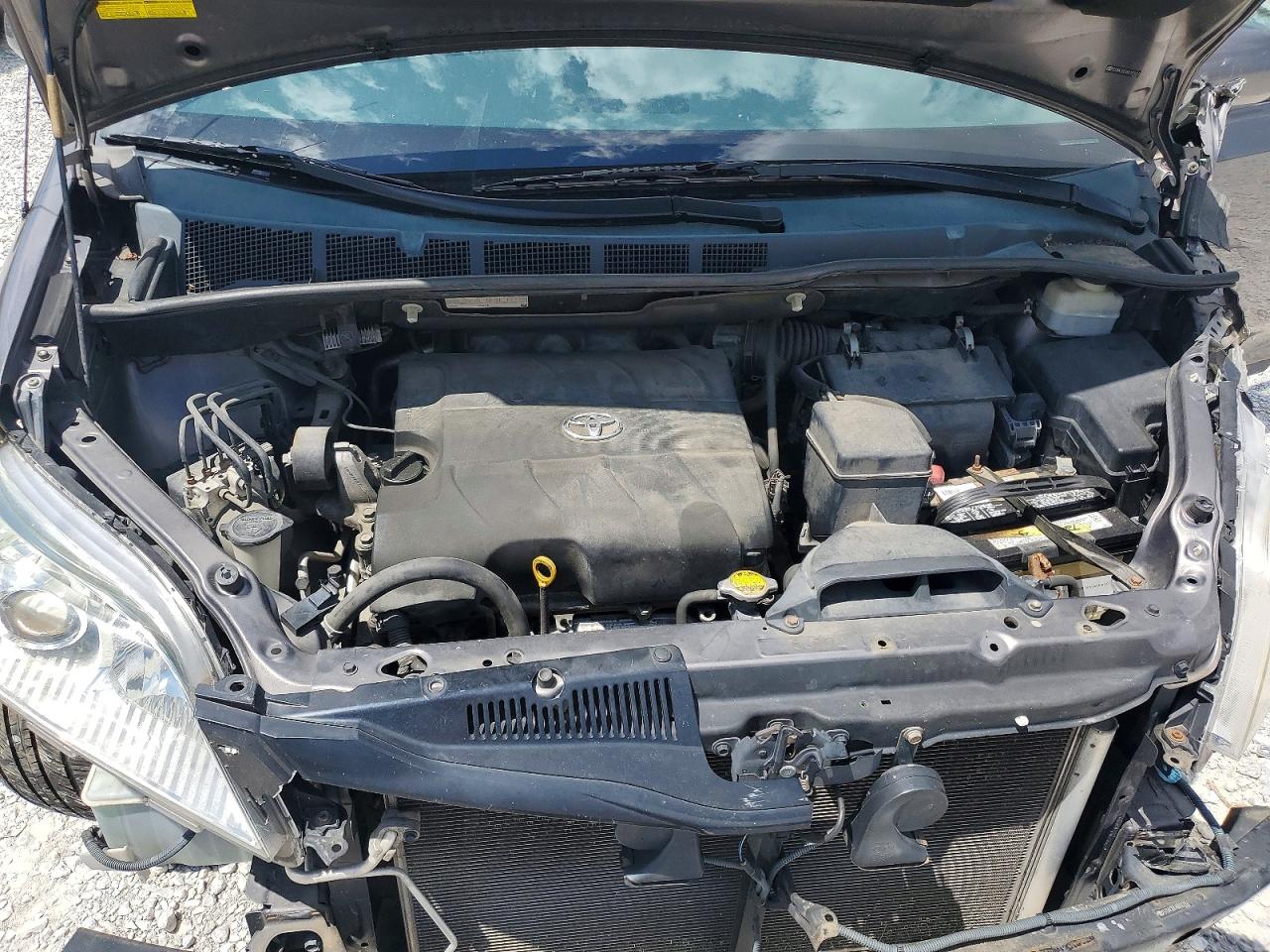 2011 TOYOTA SIENNA
