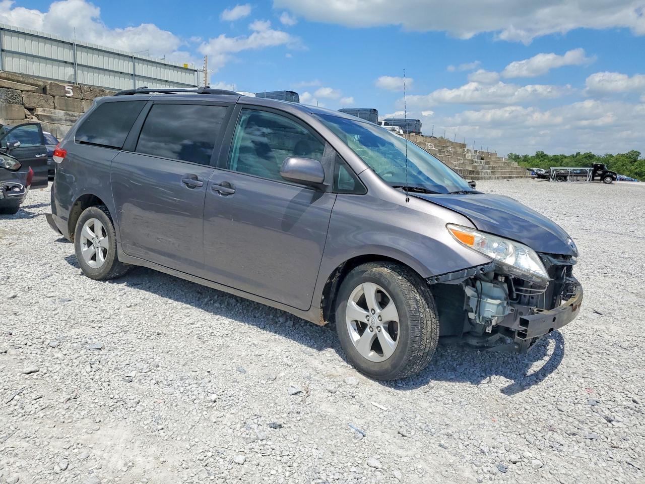 2011 TOYOTA SIENNA