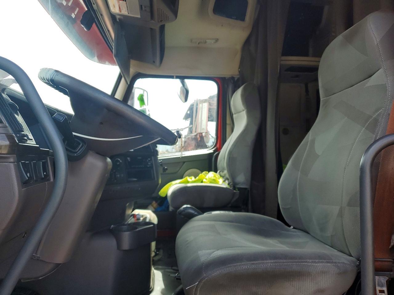 2015 VOLVO VN