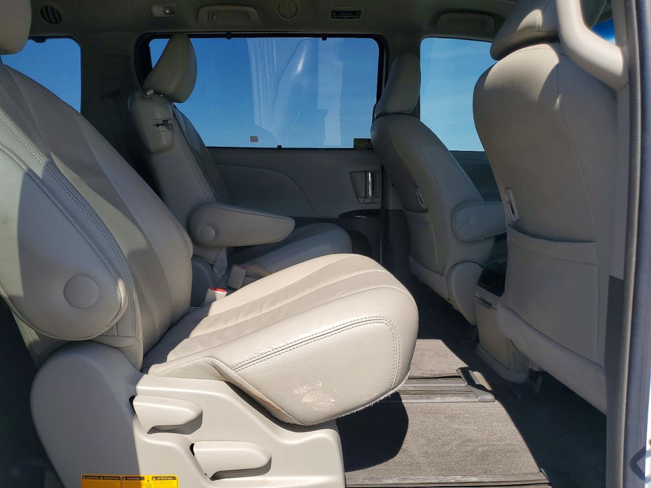 2012 TOYOTA SIENNA