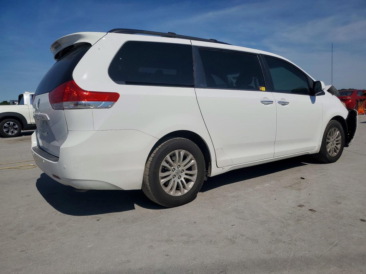 2012 TOYOTA SIENNA