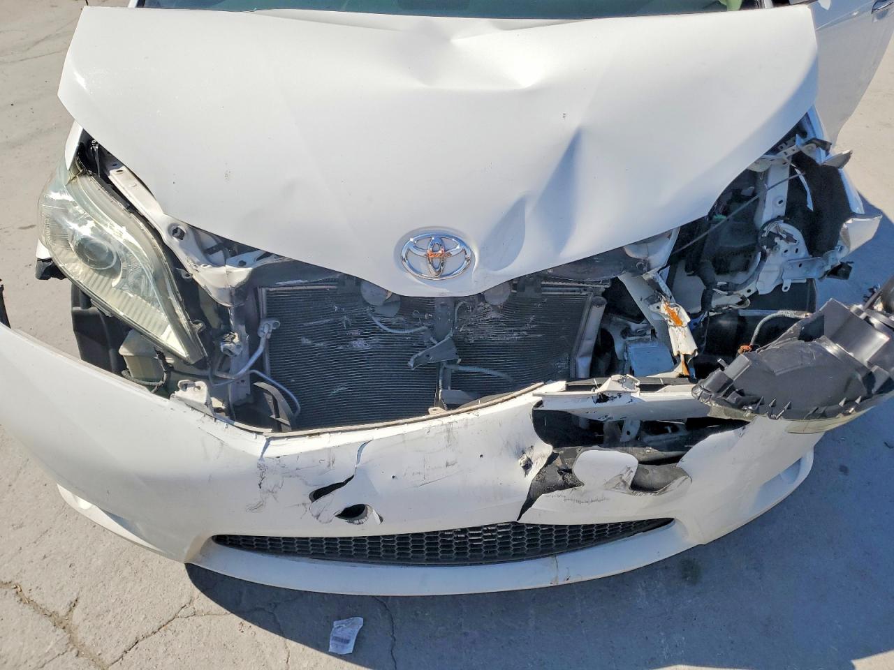 2012 TOYOTA SIENNA