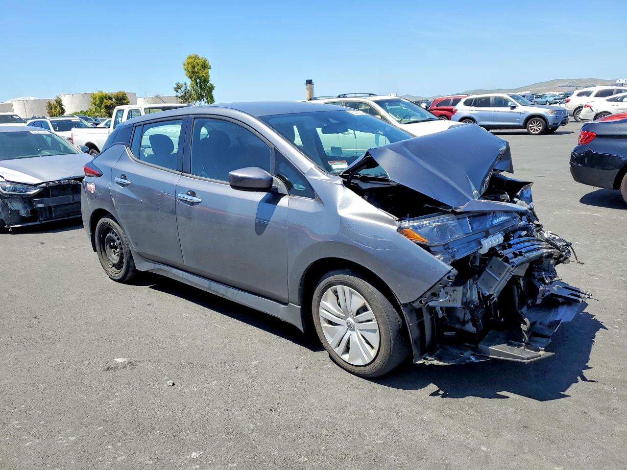 2025 NISSAN LEAF