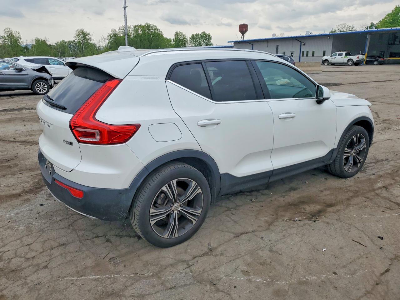2019 VOLVO XC40