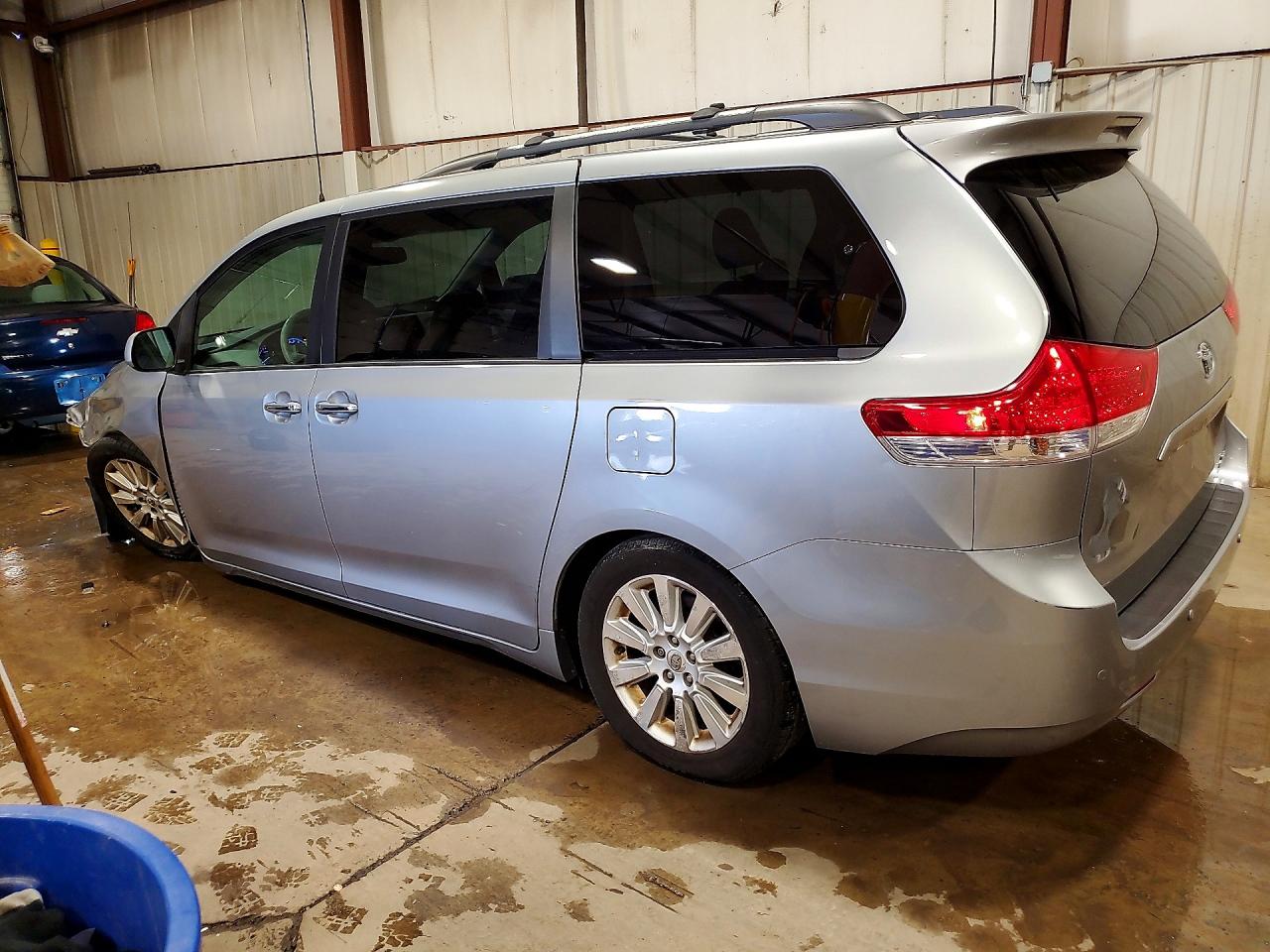 2011 TOYOTA SIENNA