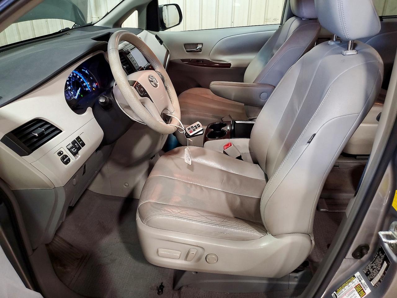 2011 TOYOTA SIENNA