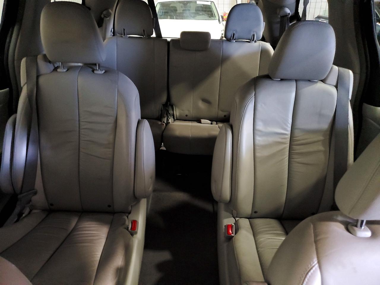 2011 TOYOTA SIENNA