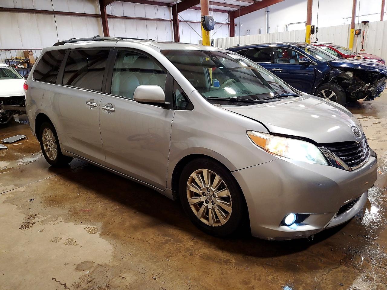 2011 TOYOTA SIENNA