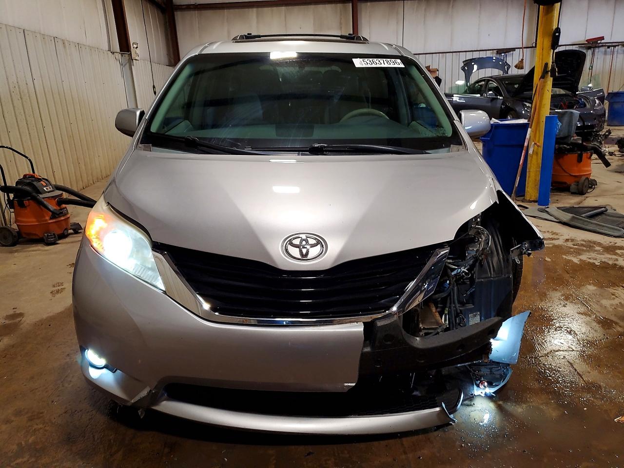 2011 TOYOTA SIENNA