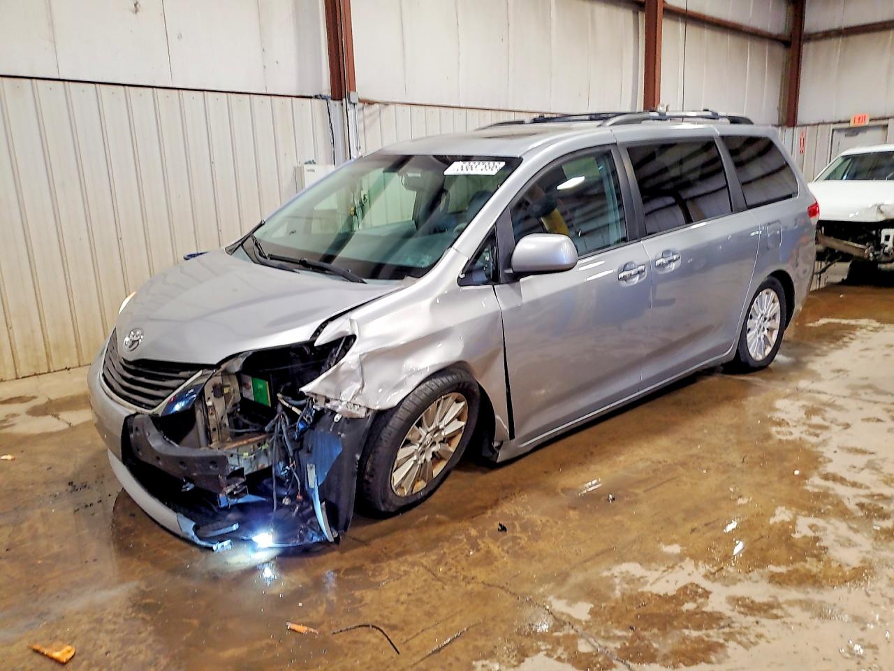 2011 TOYOTA SIENNA