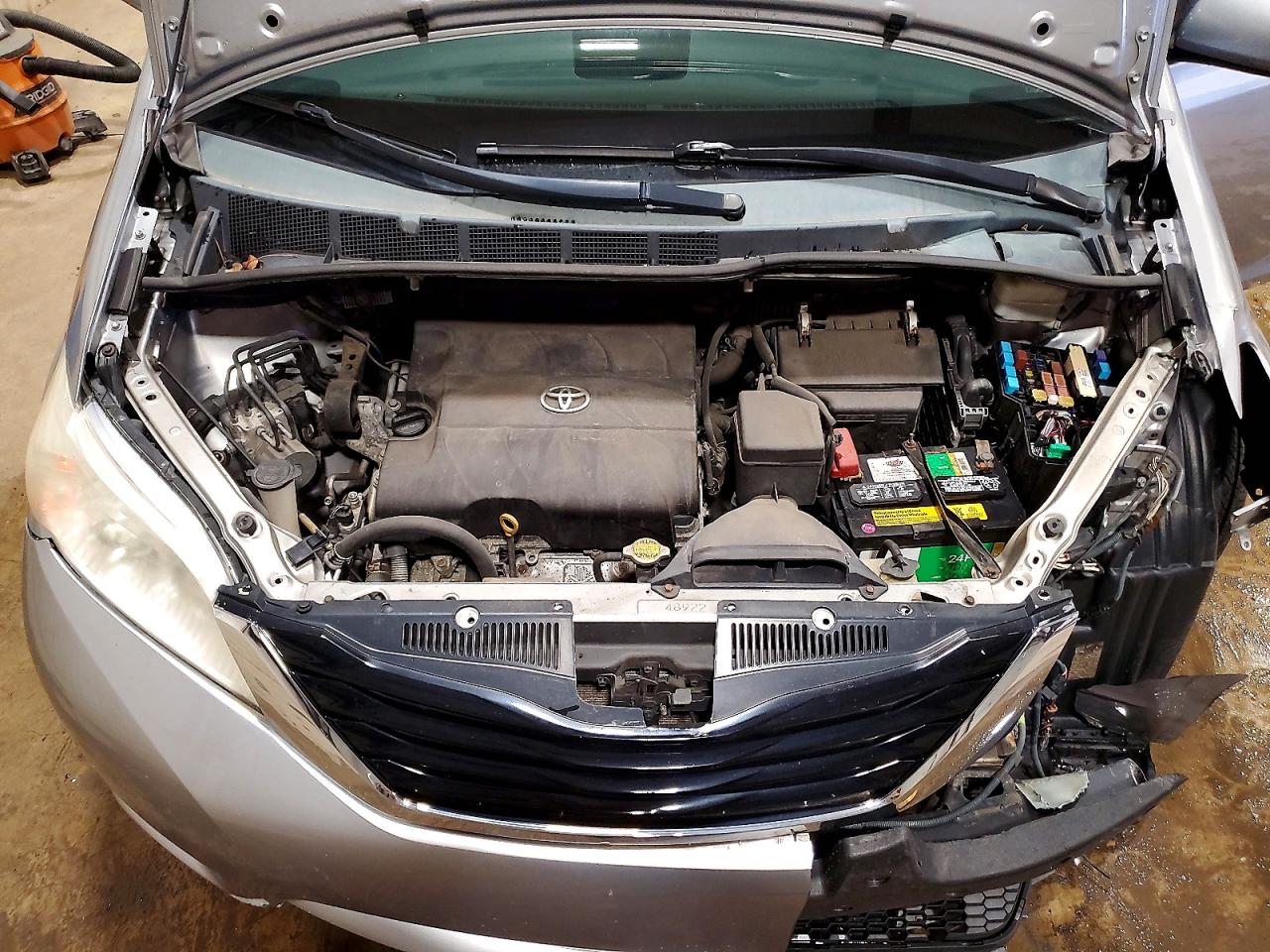 2011 TOYOTA SIENNA