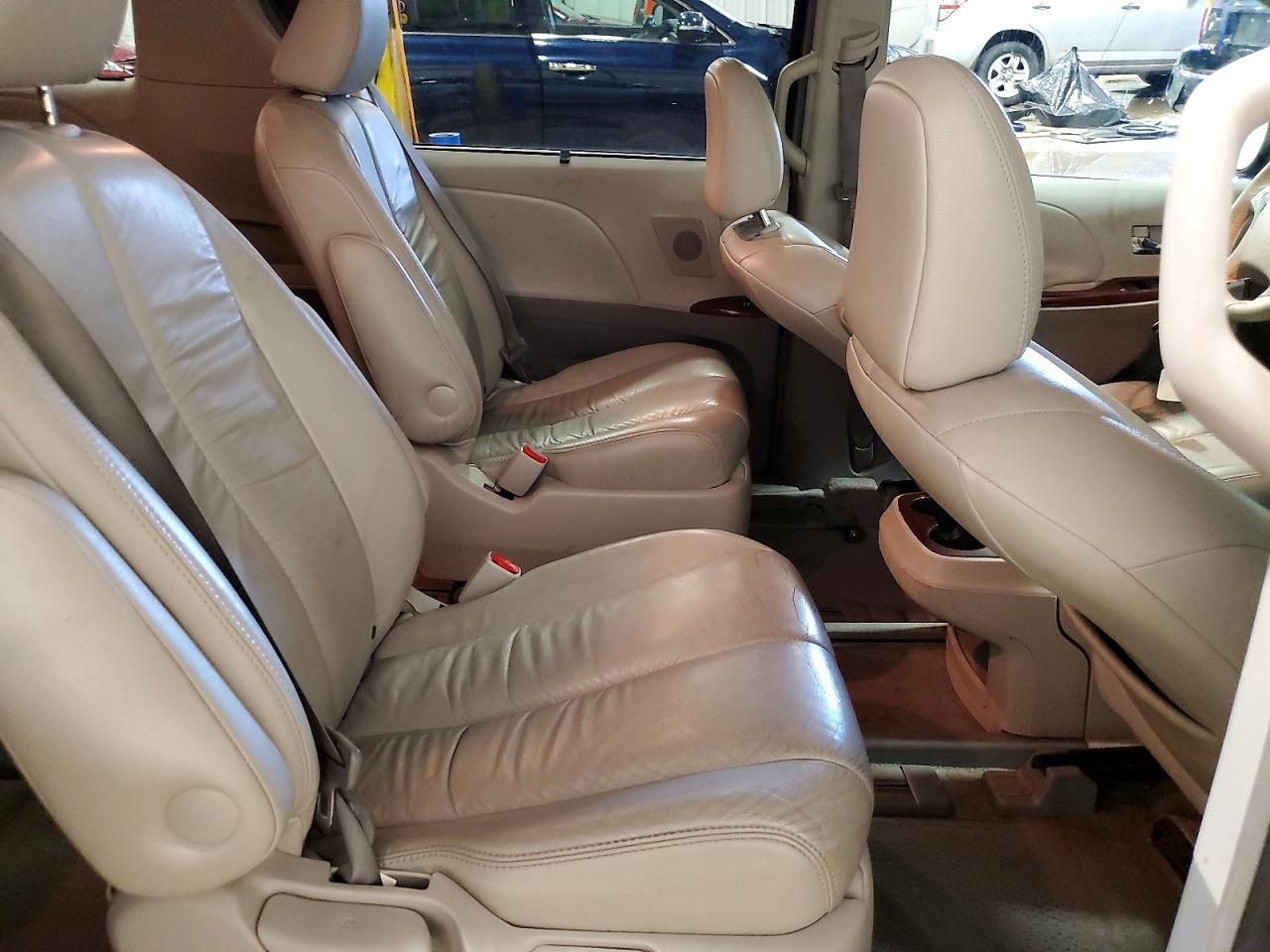 2011 TOYOTA SIENNA