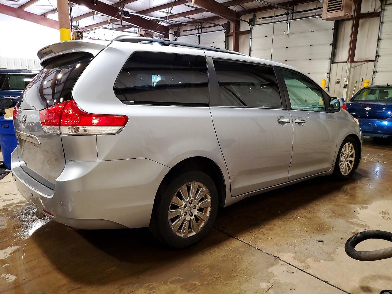 2011 TOYOTA SIENNA