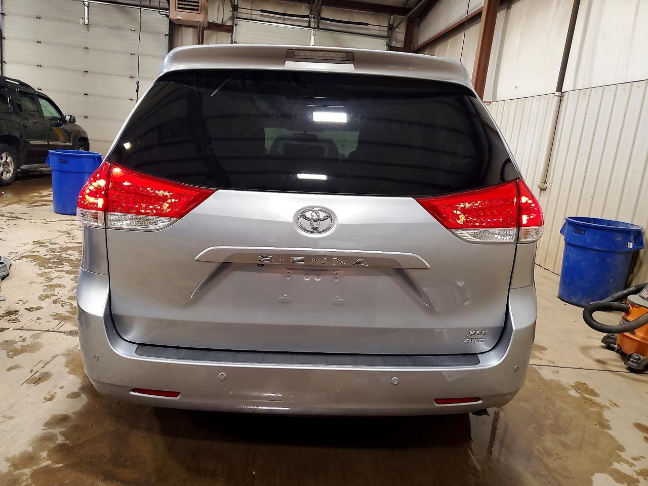 2011 TOYOTA SIENNA