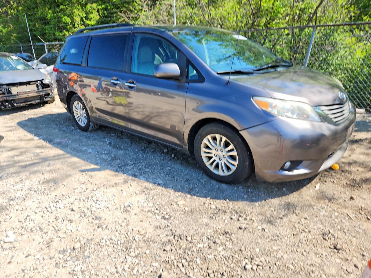 2012 TOYOTA SIENNA