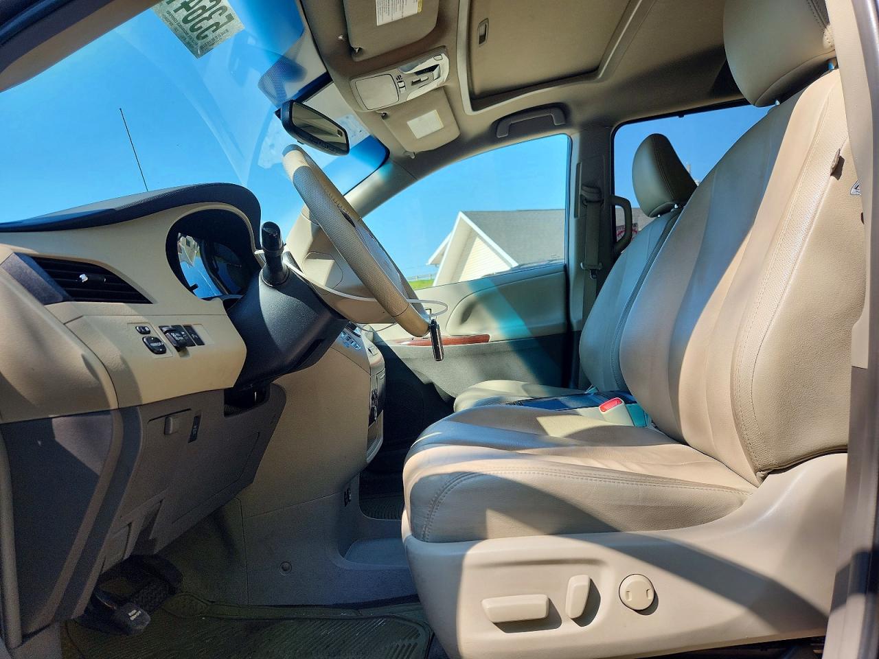 2012 TOYOTA SIENNA