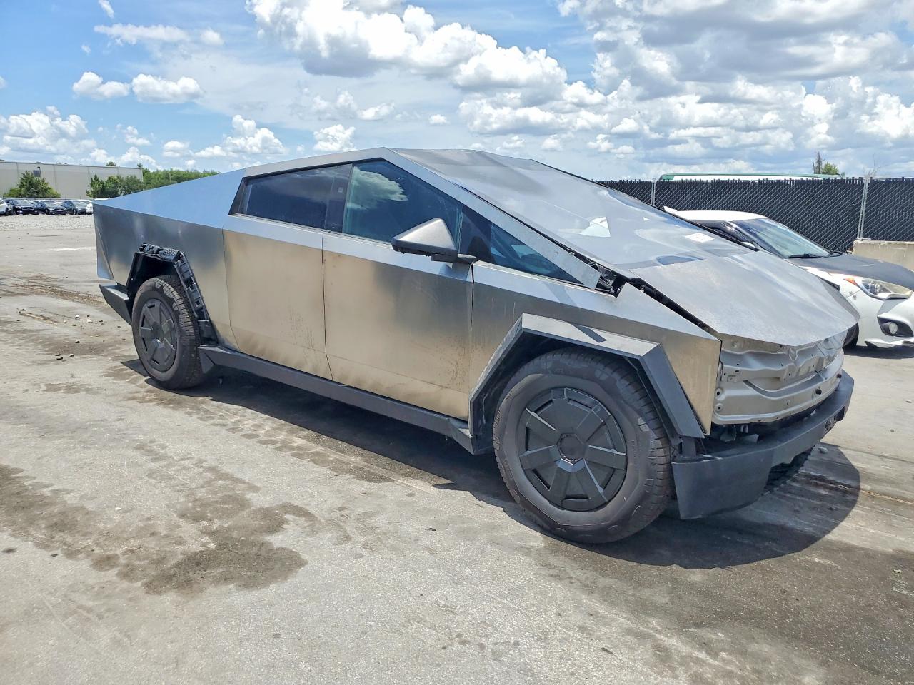 2025 TESLA CYBERTRUCK