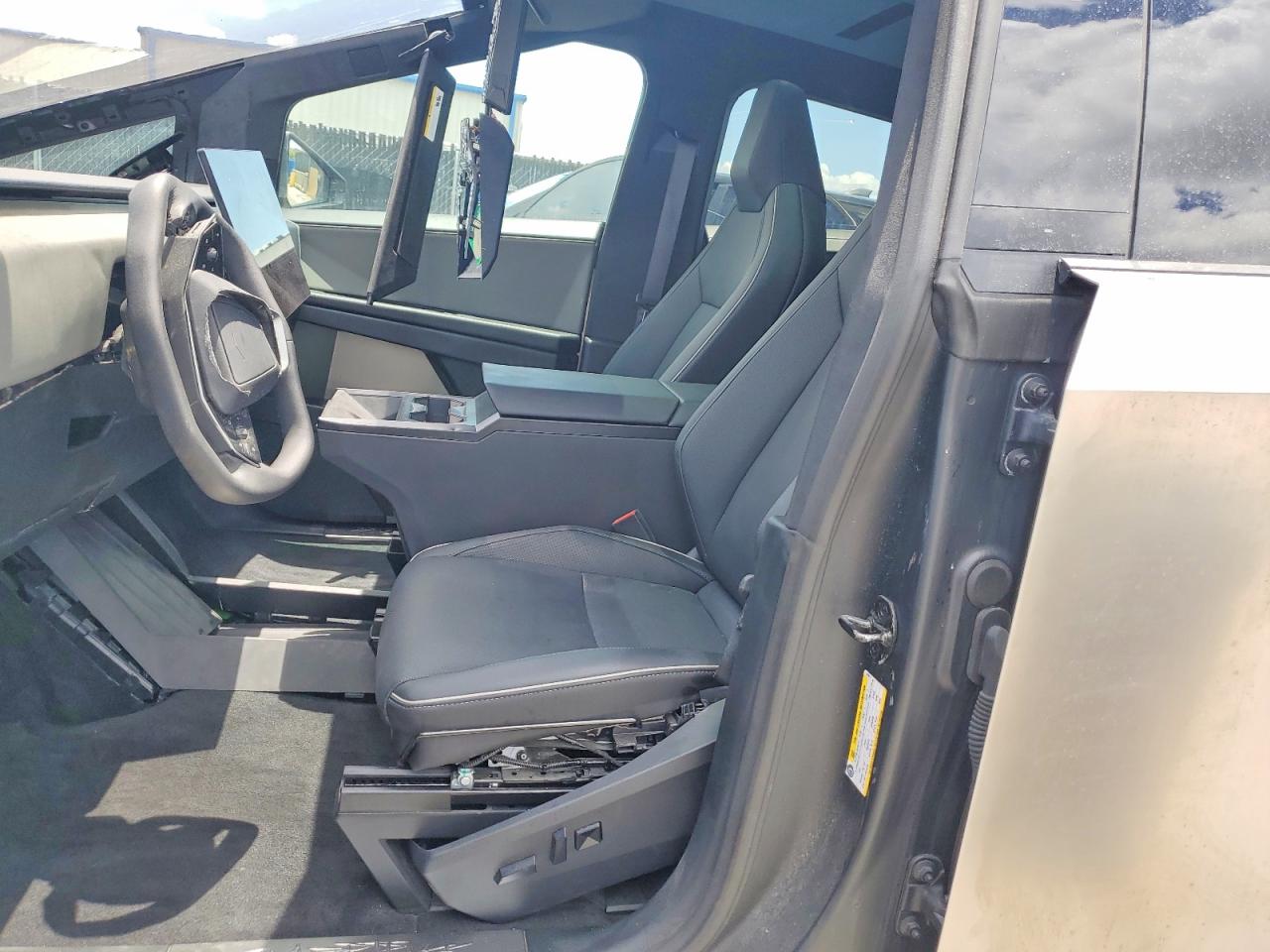 2025 TESLA CYBERTRUCK