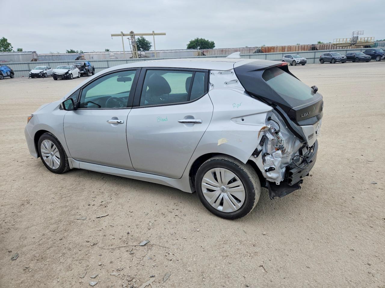 2024 NISSAN LEAF