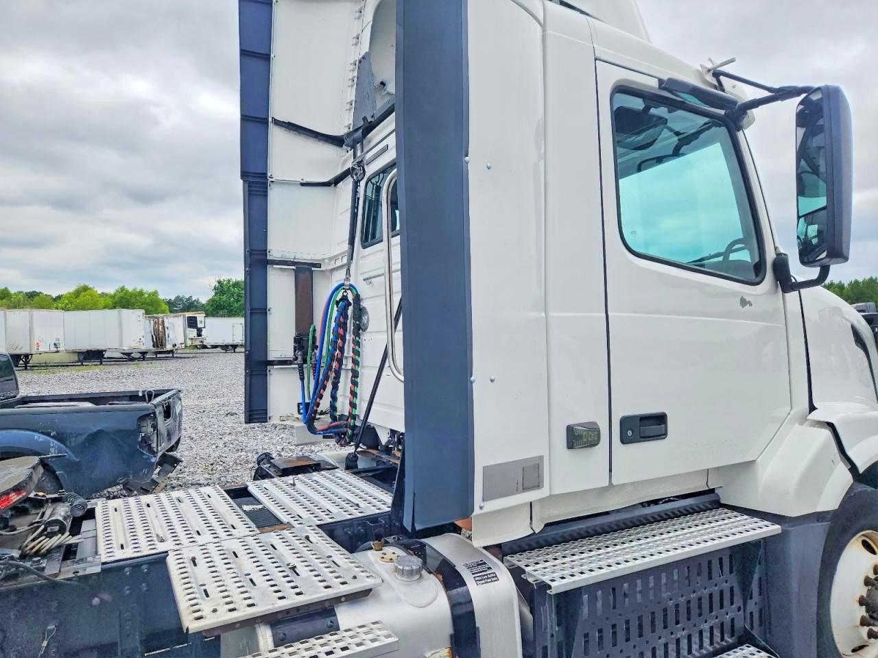 2017 VOLVO VN