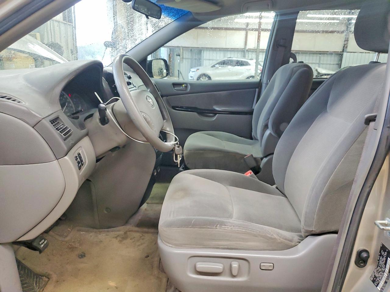2005 TOYOTA SIENNA