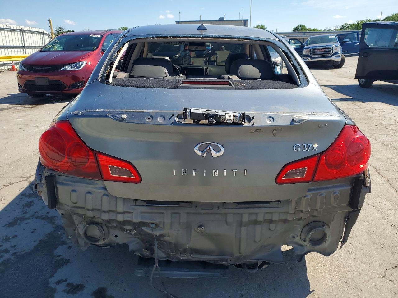 2011 INFINITI G37