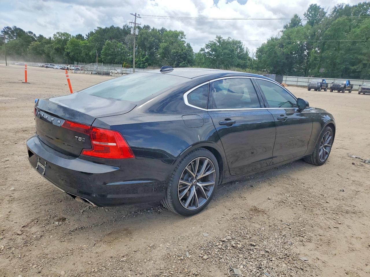 2018 VOLVO S90