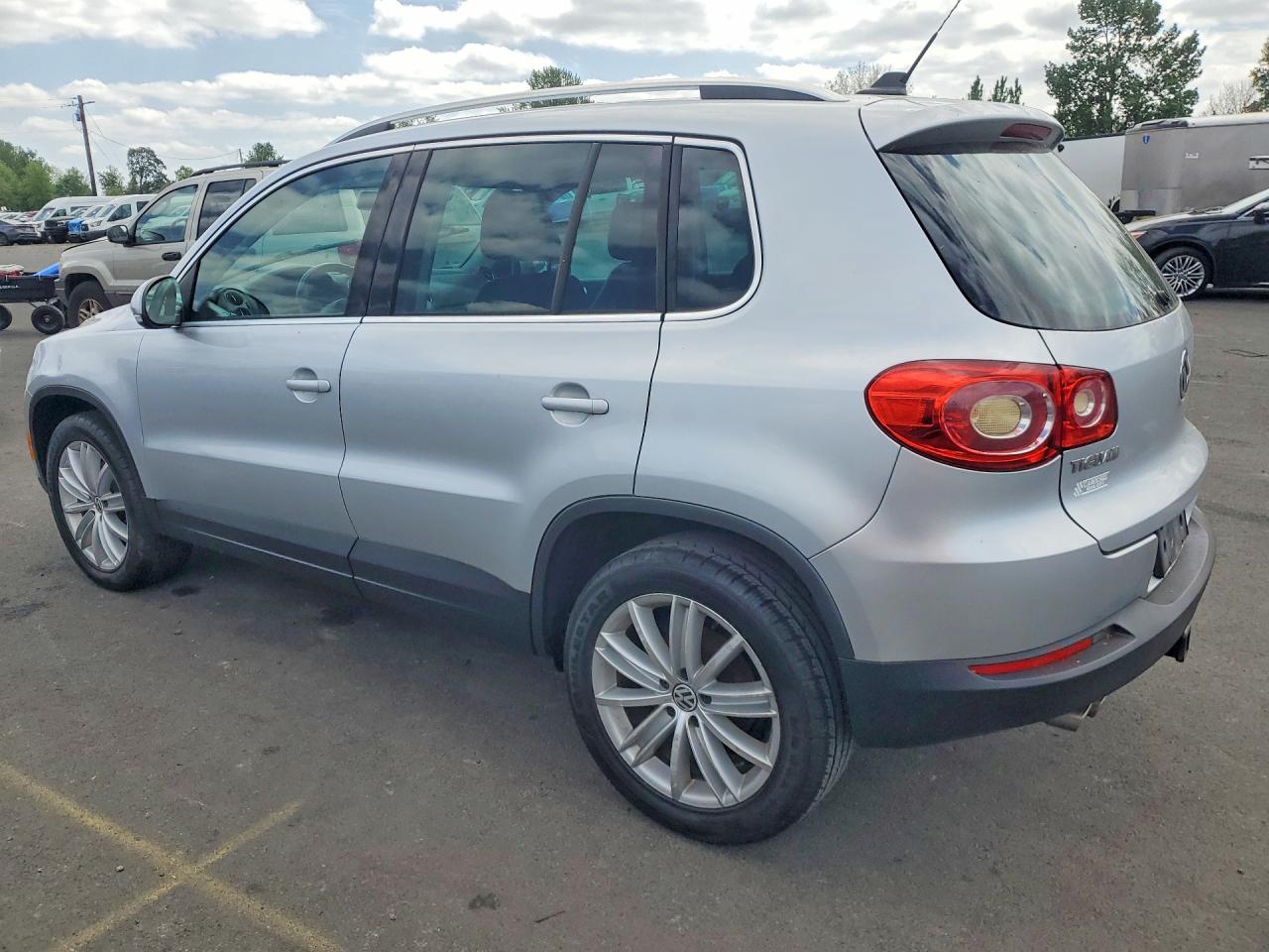2011 VOLKSWAGEN TIGUAN