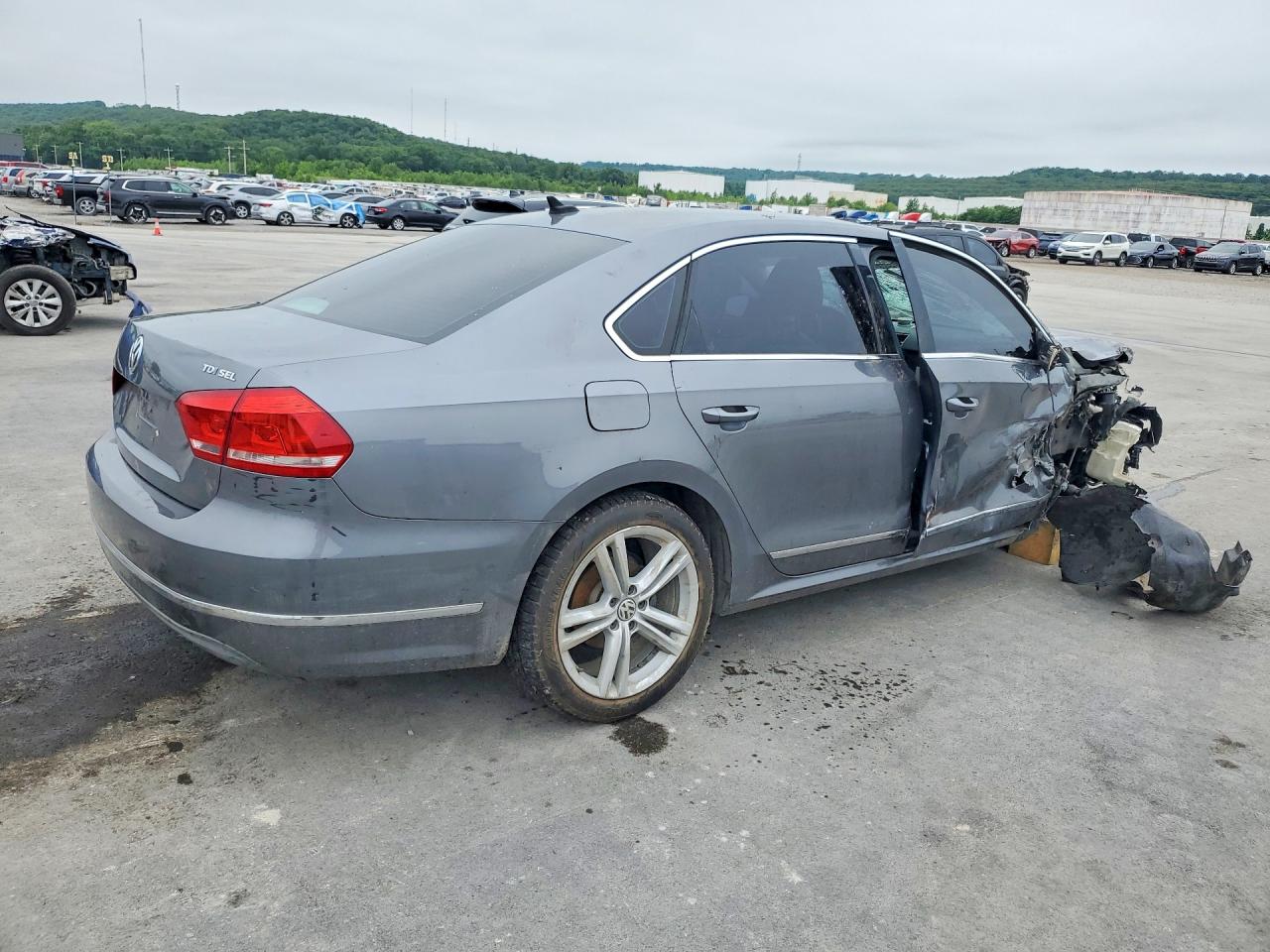 2013 VOLKSWAGEN PASSAT