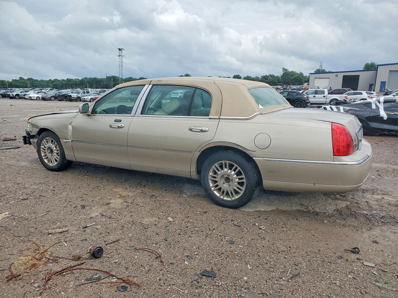 2011 LINCOLN TOWNCAR