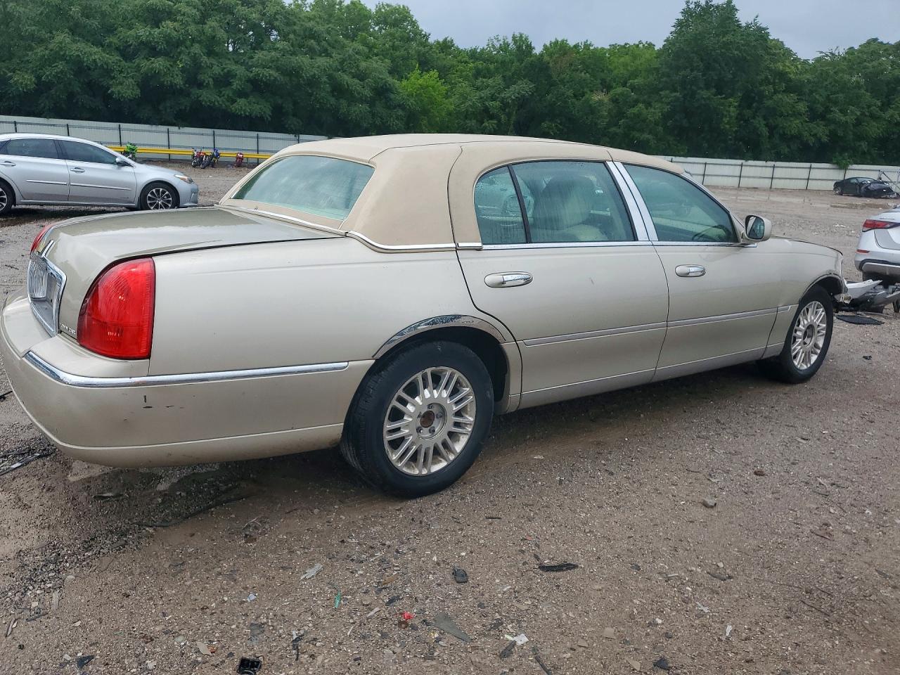 2011 LINCOLN TOWNCAR