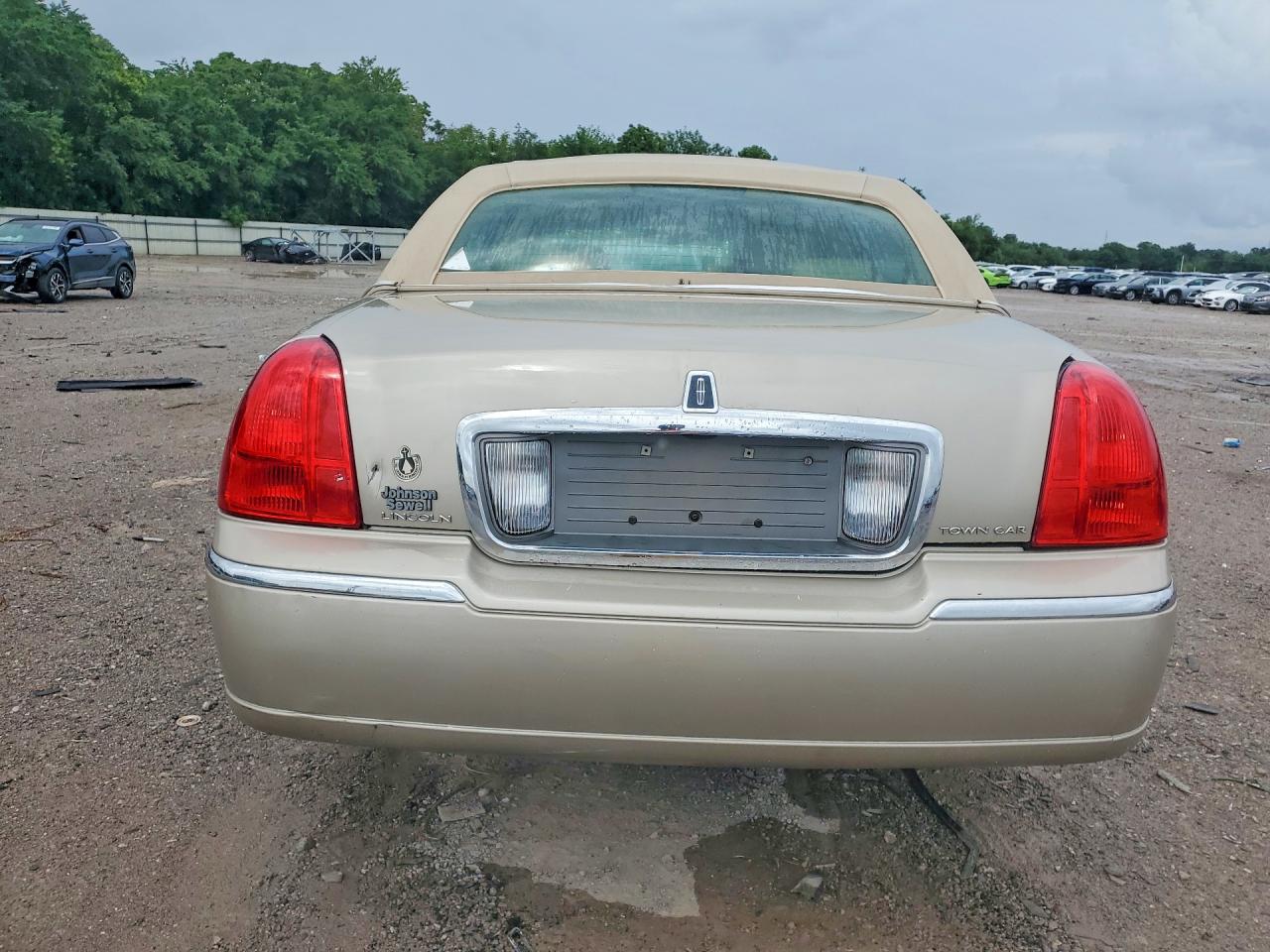 2011 LINCOLN TOWNCAR