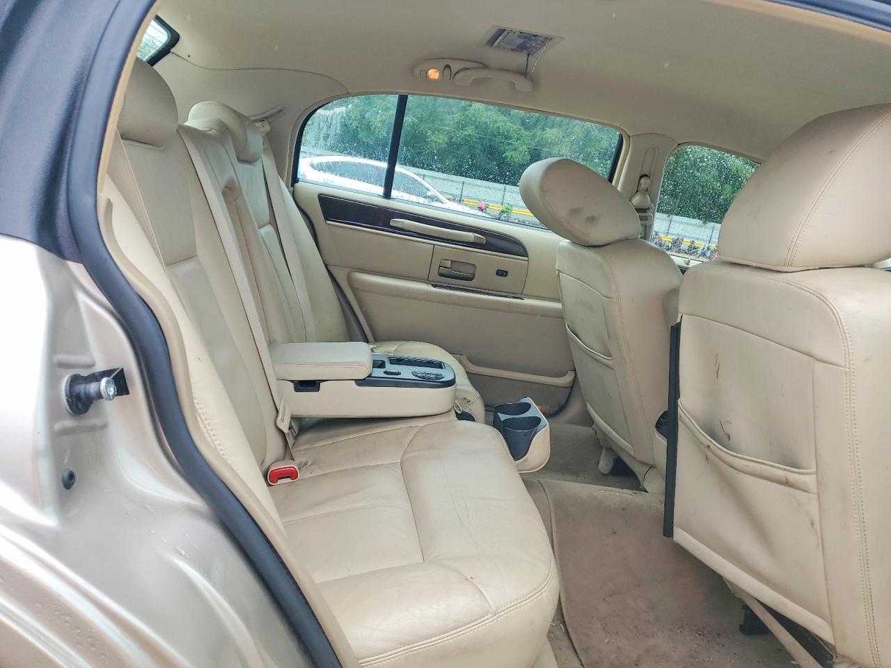 2011 LINCOLN TOWNCAR