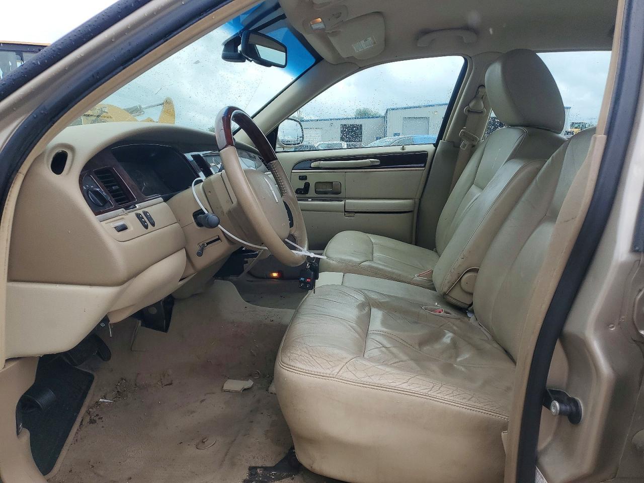 2011 LINCOLN TOWNCAR