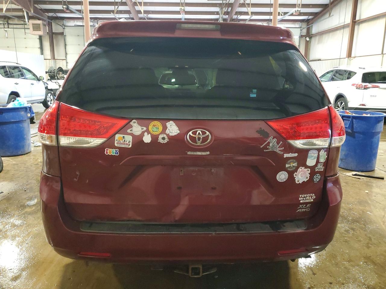 2011 TOYOTA SIENNA