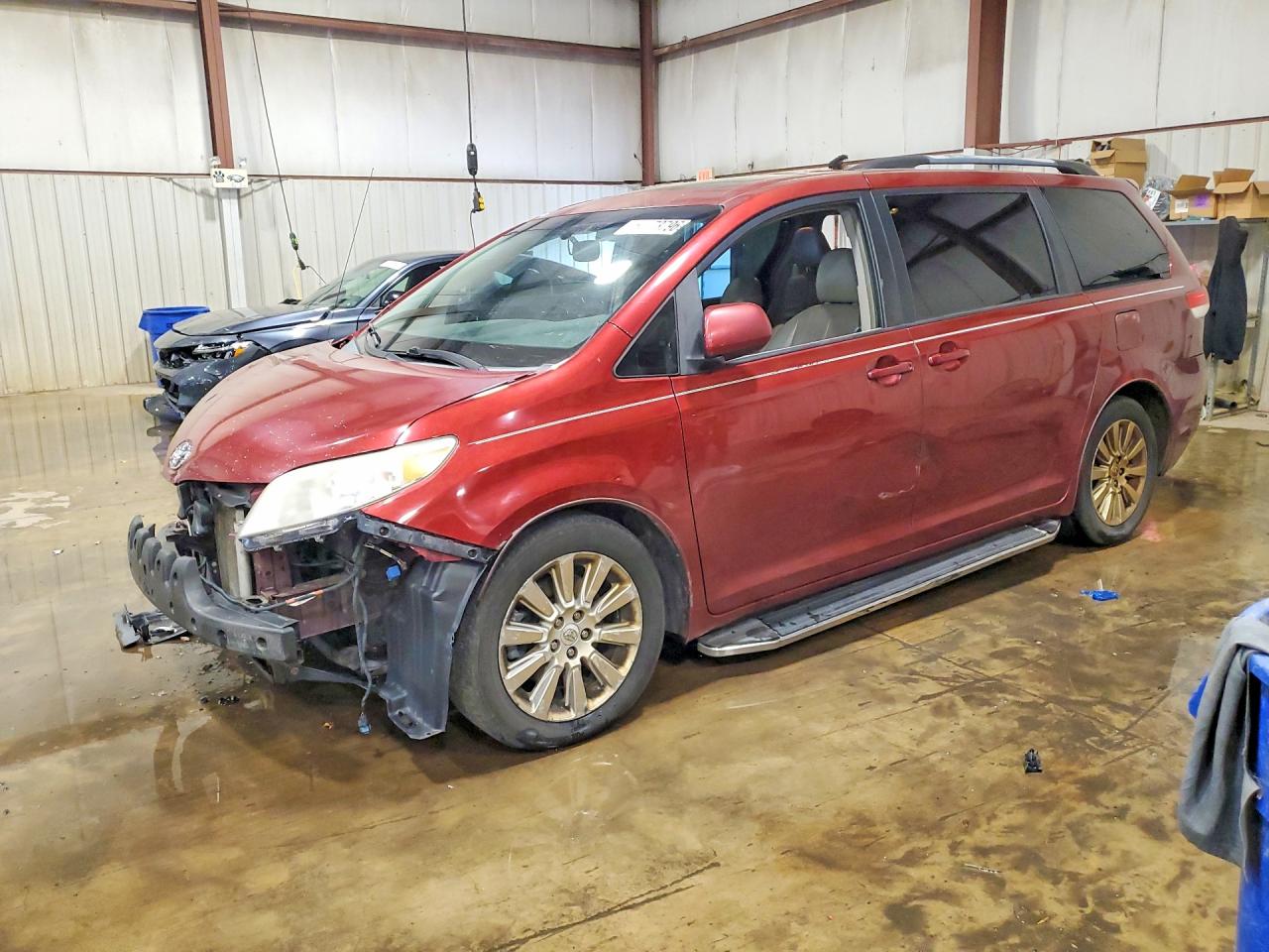 2011 TOYOTA SIENNA