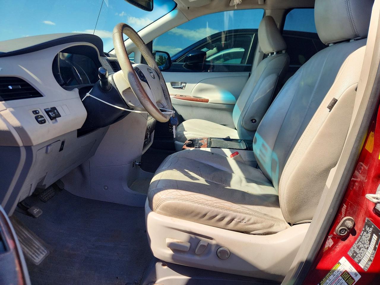2011 TOYOTA SIENNA