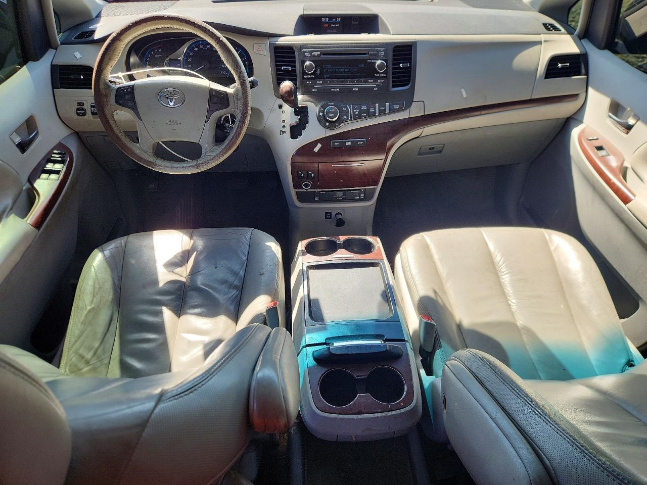 2011 TOYOTA SIENNA